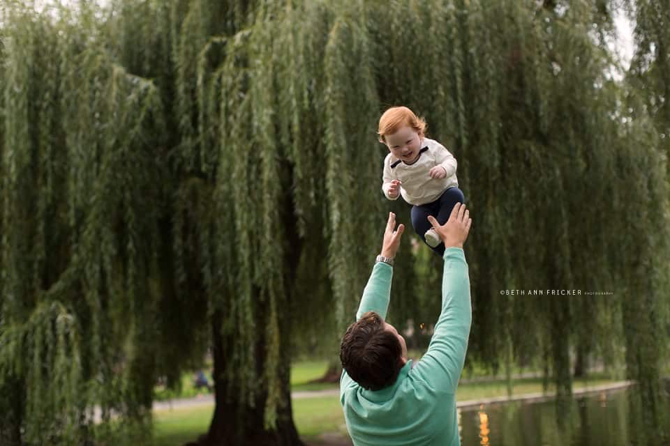 toddler thrown into air by dad public gardens boston baby photographer