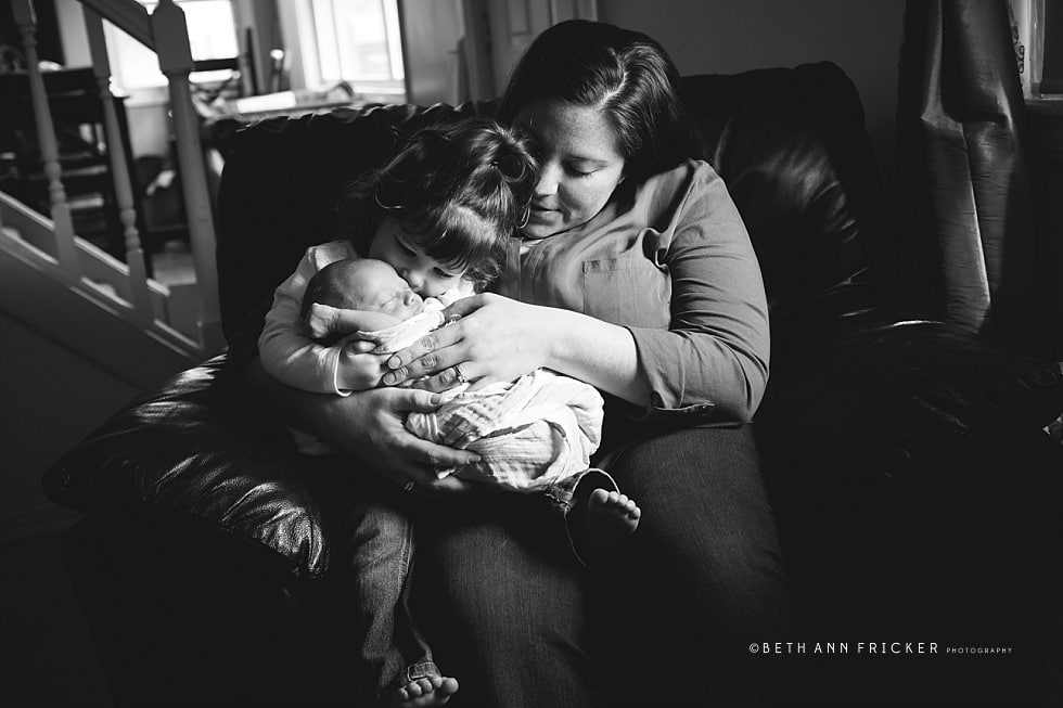 newborn with mom and big sister north shore newborn lifestyle photographer