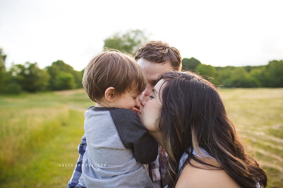 kisses with mom boston maternity photographer