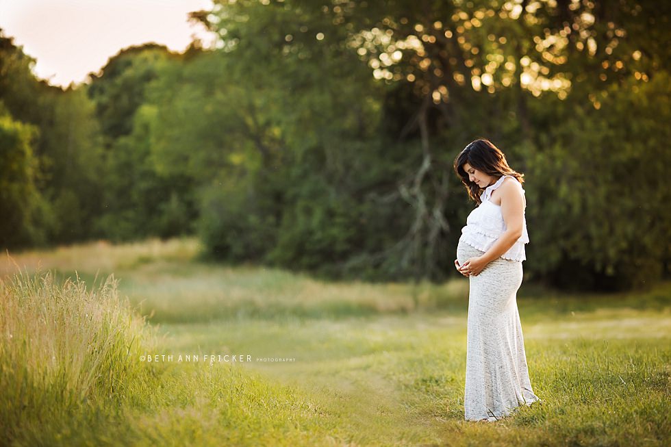 pregnant mom in the field boston maternity photographer