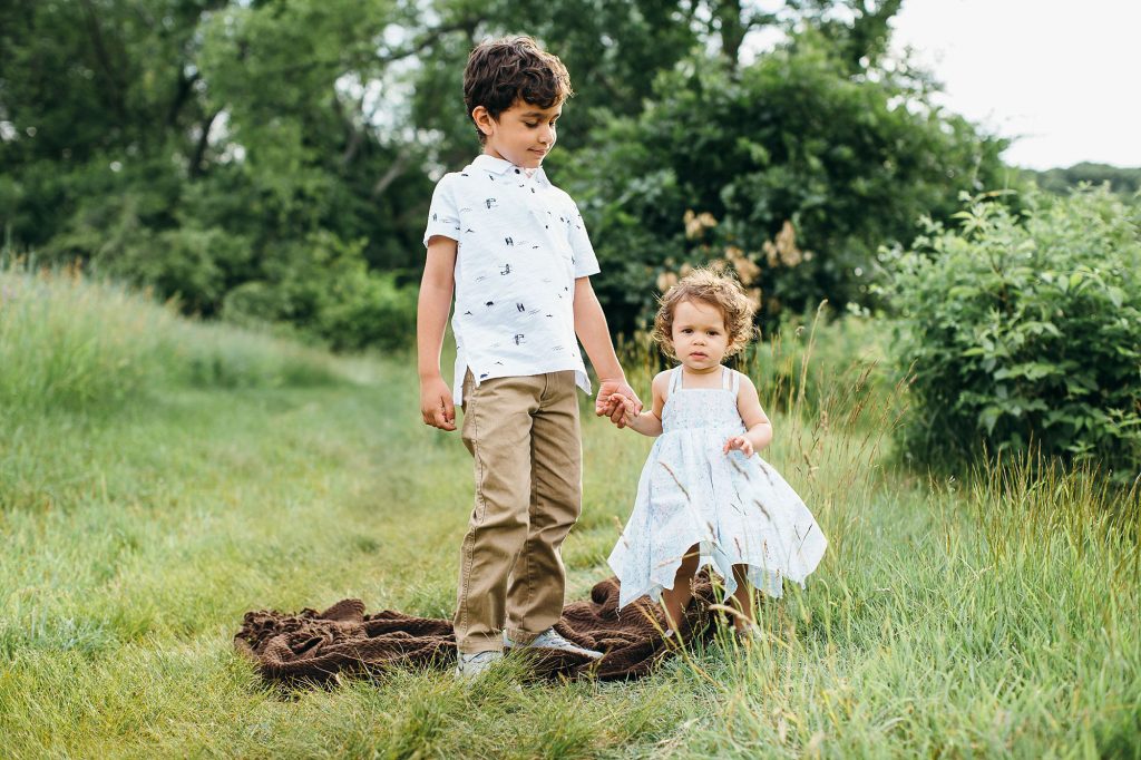 siblings holding hands Belmont Family Photographer-2